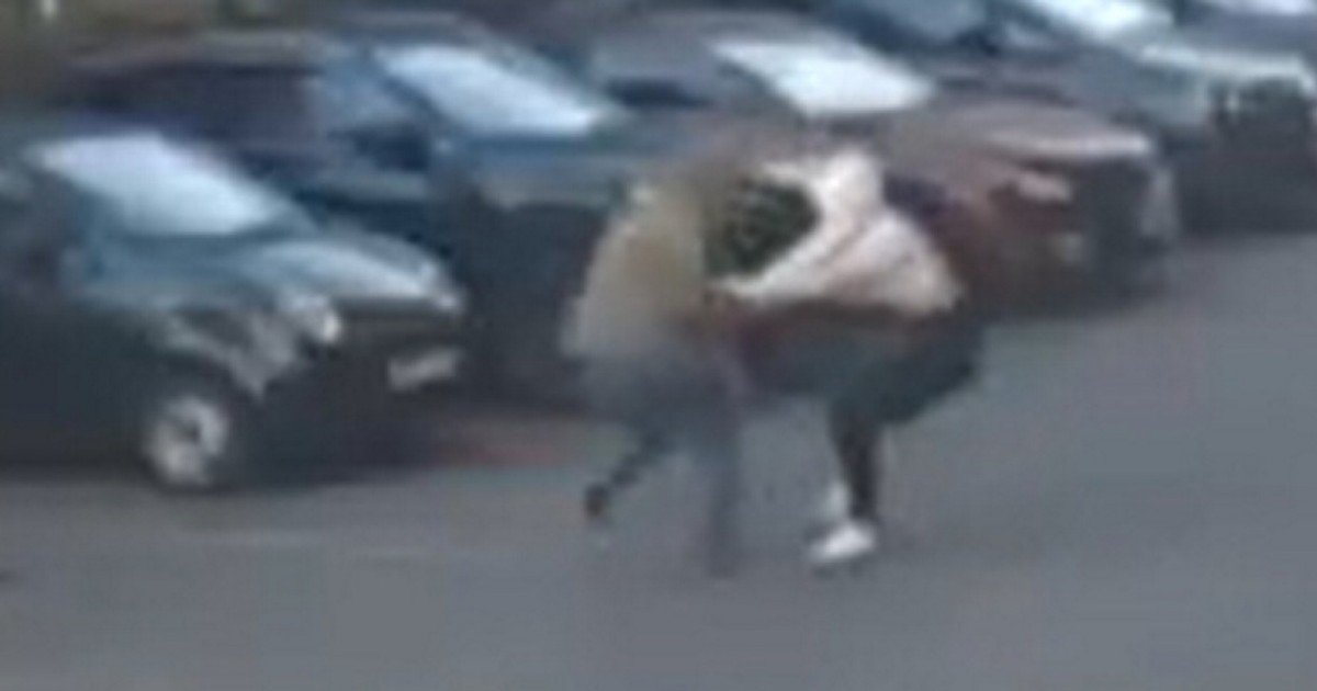 Mężczyzna z nożem zaatakował dziewczynę w biały dzień. Kamera nagrała straszną reakcję ludzi