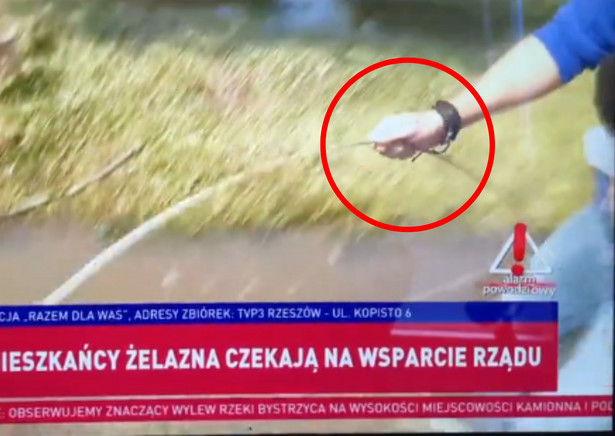 Dziennikarz TVP Info z przewodem linii elektrycznej w dłoni. Nagranie hitem sieci