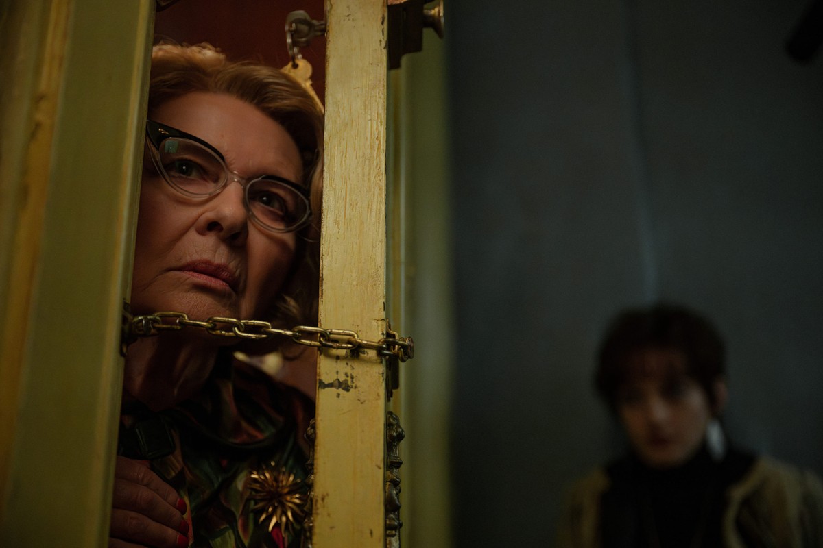 Dianne Wiest i Julia Garner w filmie "Apartament 7A"