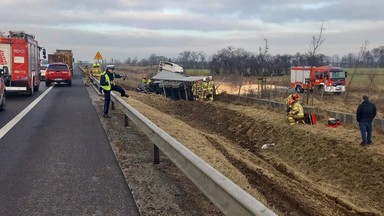 Ciężarówka wjechała do rowu. Na pole wysypała się kukurydza