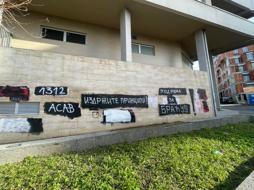 Pored zgrade u kojoj su živeli Belivuk i Miljković stoje poruke podrške