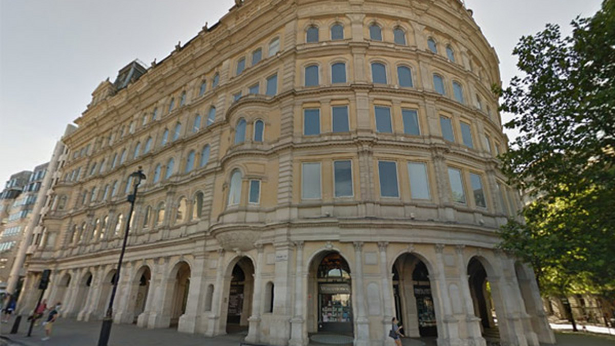 Amerykański turysta David Willis spędził co najmniej dwie godziny zamknięty w księgarni Waterstones na Placu Trafalgarskim w Londynie. Pracownicy wychodząc do domu nie zauważyli jego obecności.