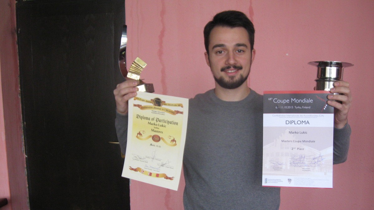 684547_petrovac-marko-lukic-sa-peharima-s.mirkovic-013