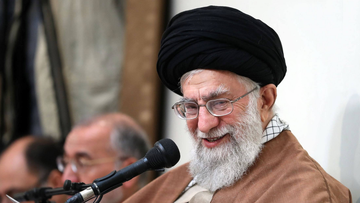 Nie będzie żadnej wojny z USA, ale Iran nie będzie również negocjował ze Stanami Zjednoczonymi kwestii umowy nuklearnej - oświadczył wczoraj najwyższy przywódca duchowo-polityczny Iranu ajatollah Ali Chamenei. Umowę tę nazwał "trucizną".