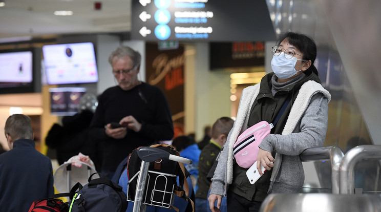 Egészségügyi maszkot visel egy utas a koronavírus-járvány miatt a budapesti Liszt Ferenc-repülőtéren  /Fotó: MTI/Kovács Tamás