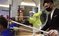 Nietypowe strzyżenie. Chińscy fryzjerzy korzystają z maszynek na metrowych kijach [WIDEO]