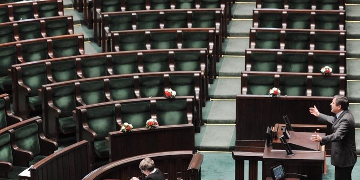 Poseł przemawiał do pustej sali. Skandal?