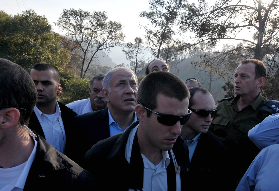 Premijer Netanijahu u obilasku izgorele šume.