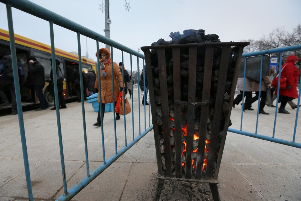 Koksownik na przystanku autobusowym na Placu na Rozdrożu