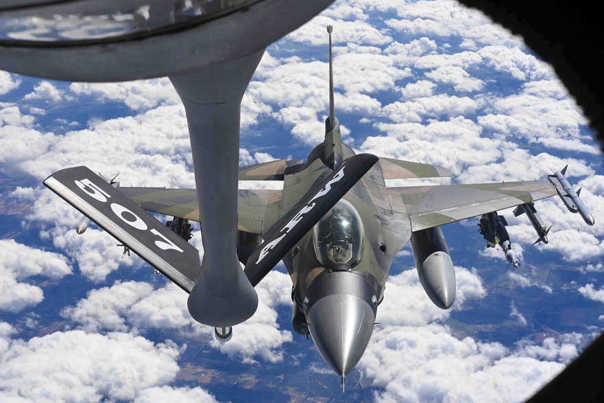 F-16 podchodzi do tankowania w powietrzu nad Teksasem, 3 listopada 2023 r.