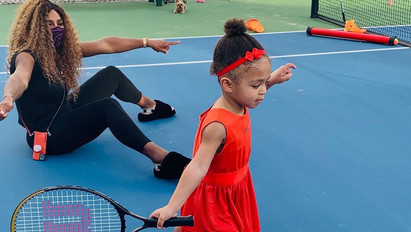 Gyerekjáték a tenisz Serenáéknál: a sportoló kislánya is jól bánik az ütővel