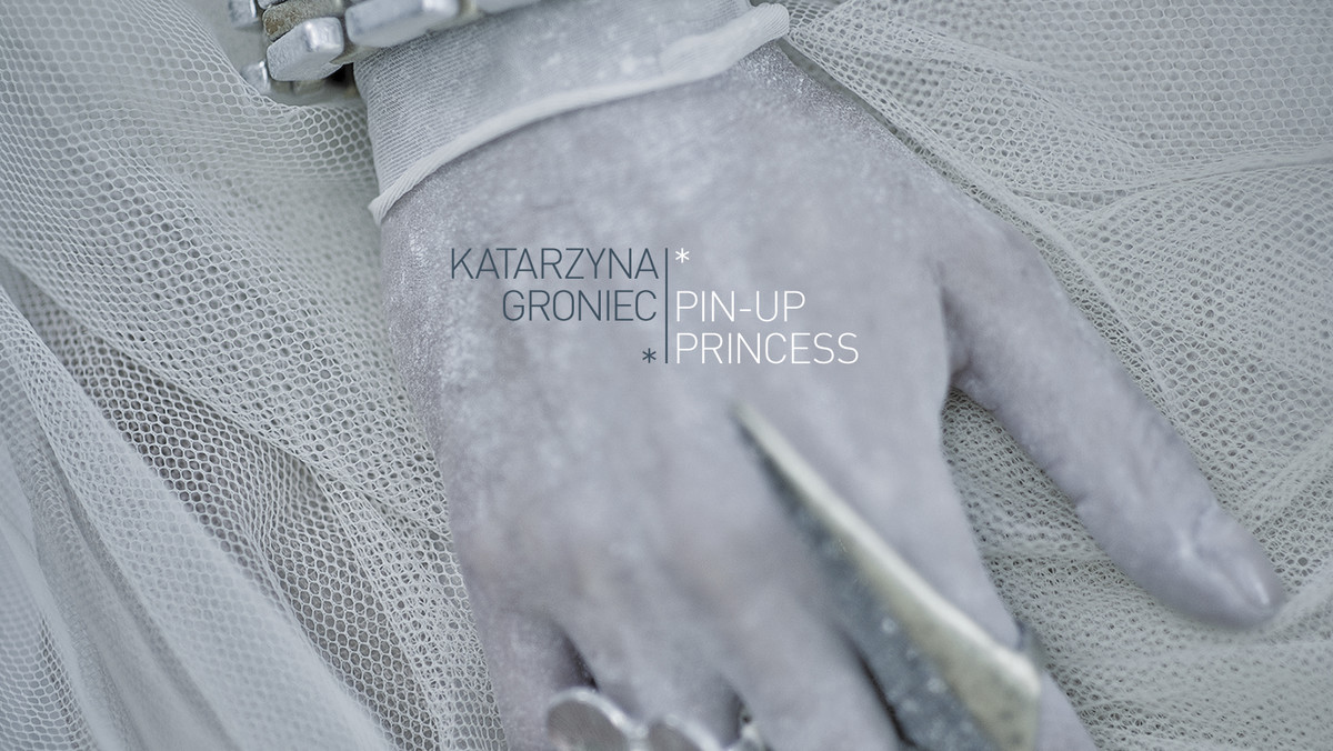 "Pin-up Princess" to już siódma płyta w dorobku Katarzyny Groniec. Najnowszy album to rodzaj zapisu przemyśleń, jakie nawiedzają kobietę po 35 roku życia.