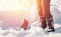 Jak zdrowo odśnieżać, uniknąć kontuzji i problemów z sercem?
