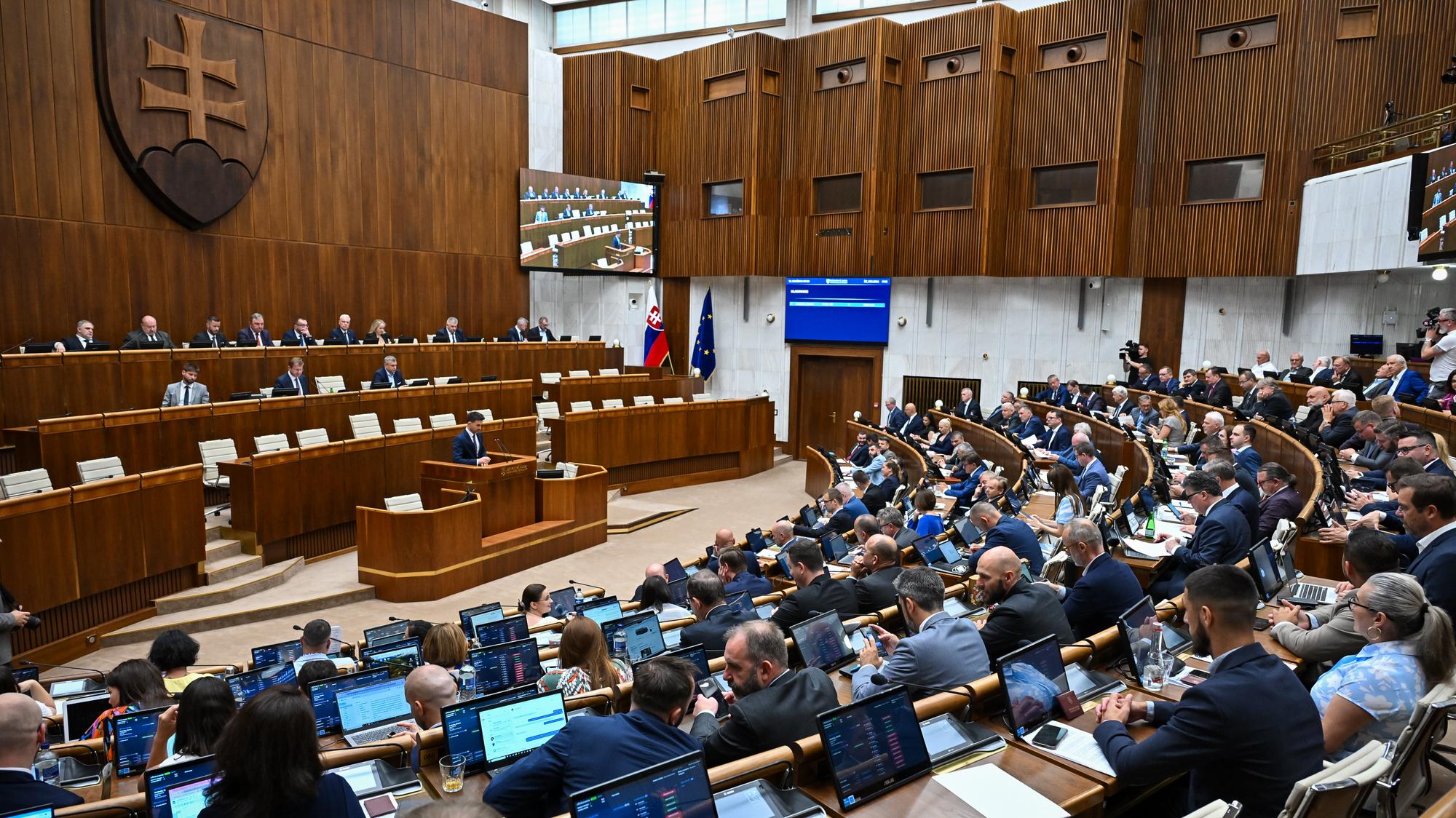 Poslanci odvolali šéfov výborov Šipoša a Kolíkovú: Toto sú dôvody!