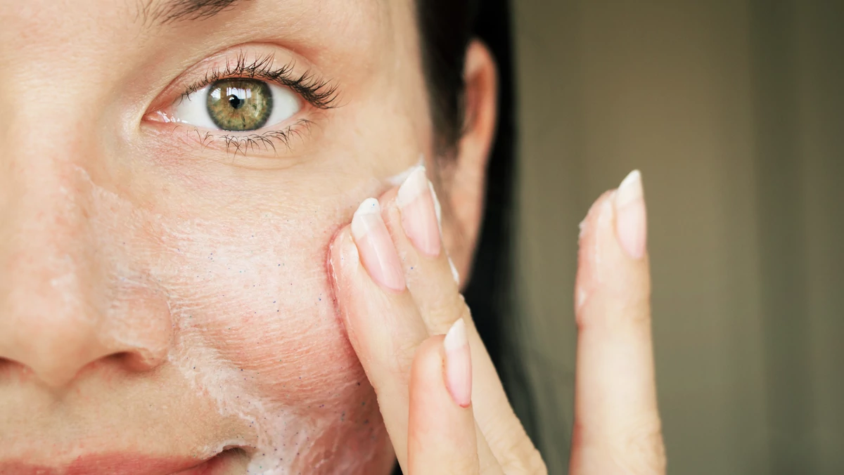 Oczyszczanie twarzy w domu w kilku krokach – porady i wskazówki 