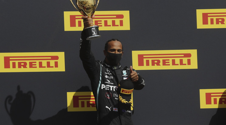 Lewis Hamilton, a Mercedes brit címvédője a trófeával a kezében ünnepel / MTI AP