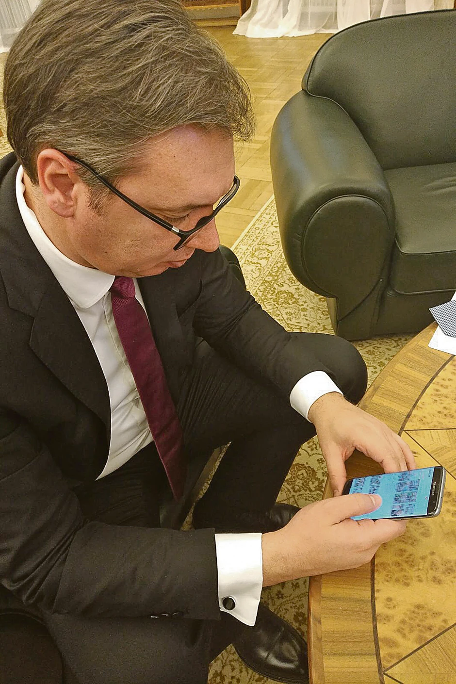 Od savetnice za medije i spoljnu politiku Suzane Vasiljević i Tanje Jović za Novu godinu dobio je pametni telefon “Samsung galaksi 7”