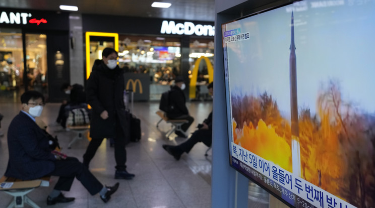 Észak-koreai rakétakísérletről szóló tudósítás a szöuli központi pályaudvar tévéképernyőjén 2022. január 11-én / Fotó: MTI/AP/Ahn Jung Dzsun