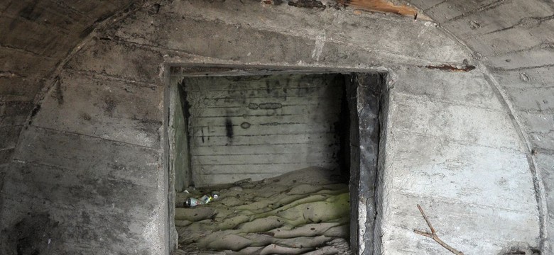 W Kołobrzegu sztorm odsłonił bunkry z czasów zimnej wojny. Budował je Ryszard Kukliński [ZDJĘCIA]