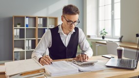 Doliczanie stażu pracy: czy można dostać dwie jubileuszówki? Ministerstwo wyjaśnia