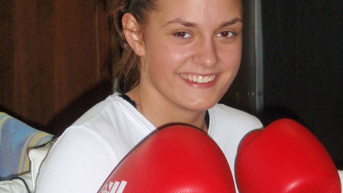 Karolina Owczarz, tegoroczna mistrzyni Polski juniorek w kategorii 57 kg, dzięki pomocy Fundacji Global Boxing założonej w Polsce przez Mariusza Kołodzieja i prowadzonej przez Tomasza Ratajczaka, wyleciała w poniedziałek do Meksyku, gdzie bierze udział w nagraniach do programu Reality Tv Todas Contra Mexico, wzorowanego na słynnym "The Contender".