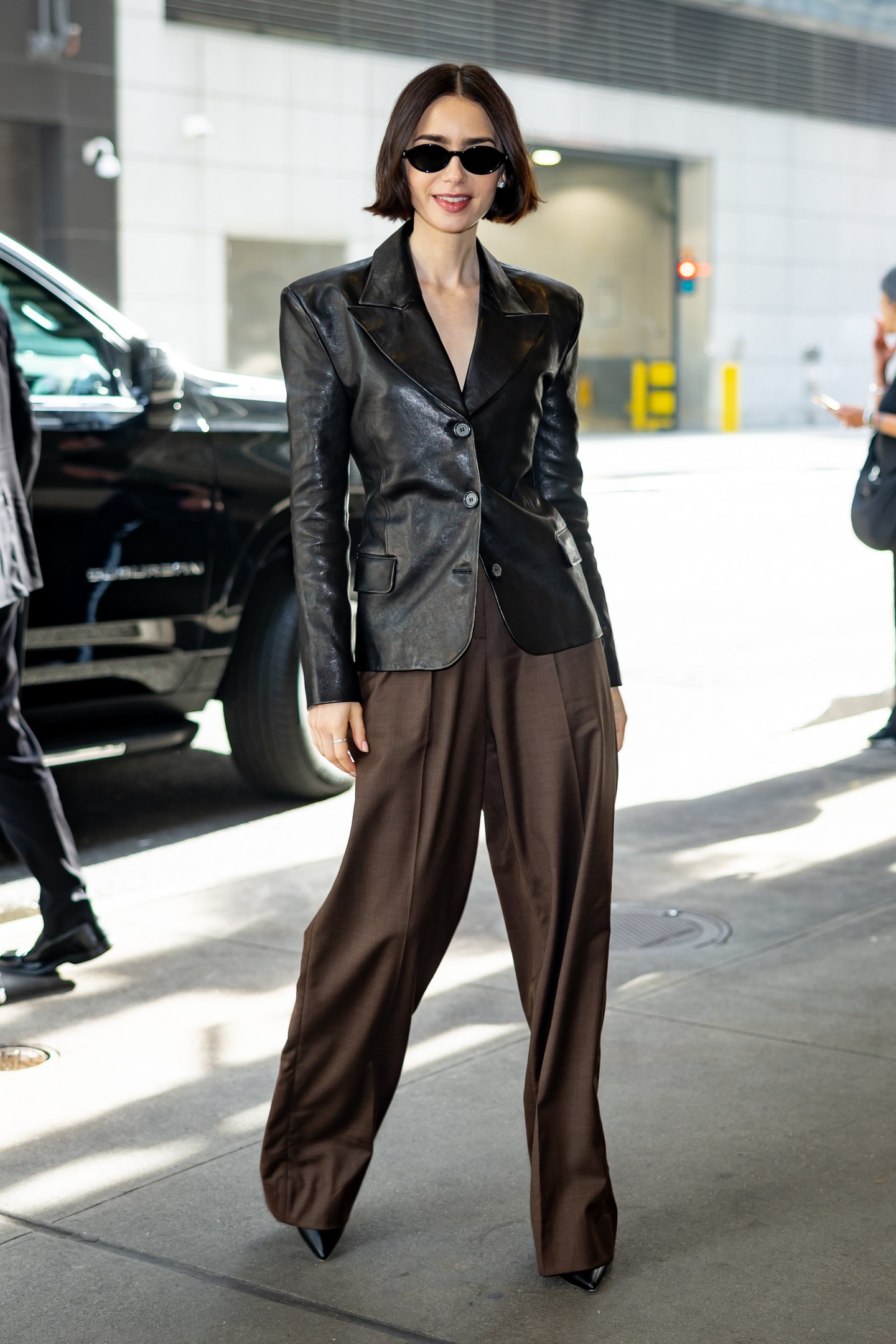 Az alapvetően letisztult darabok különlegessége a nem mindennapi szabásukban és az anyagukban rejlik. Imádjuk, hogy a legegyszerűbb blézert és nadrágot is meg lehet fűszerezni egy kis fénnyel és formavilággal.