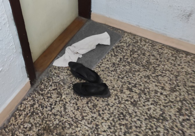 Cipele ispred vrata