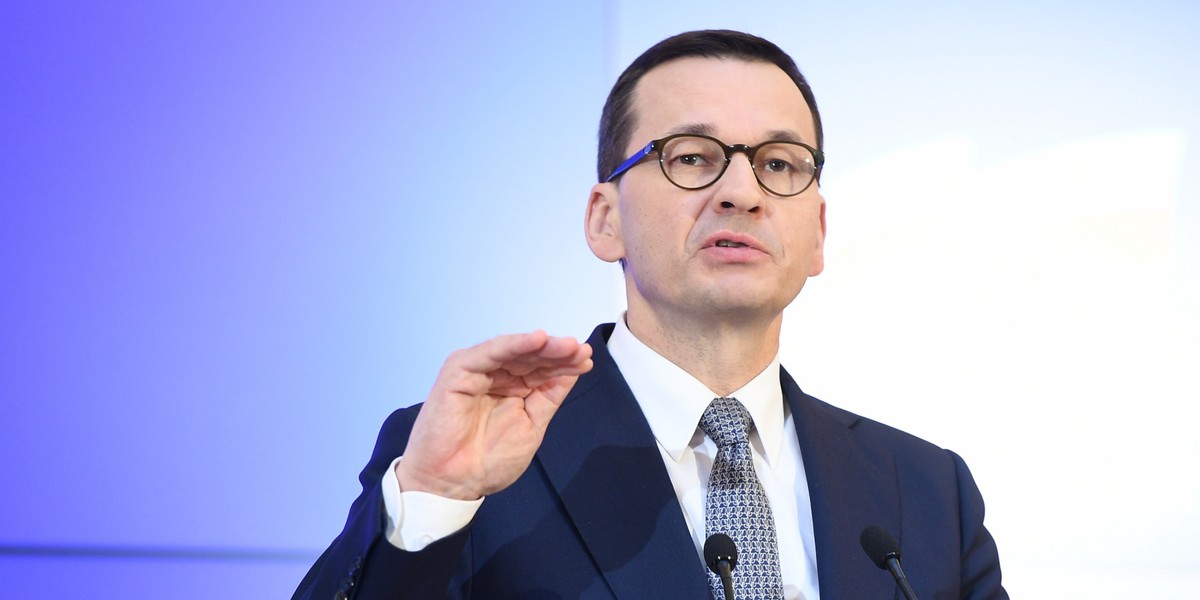 Podjęliśmy decyzję o odwołaniu wszystkich imprez masowych - powiedział premier Mateusz Morawiecki po spotkaniu rządowego zespołu zarządzania kryzysowego.