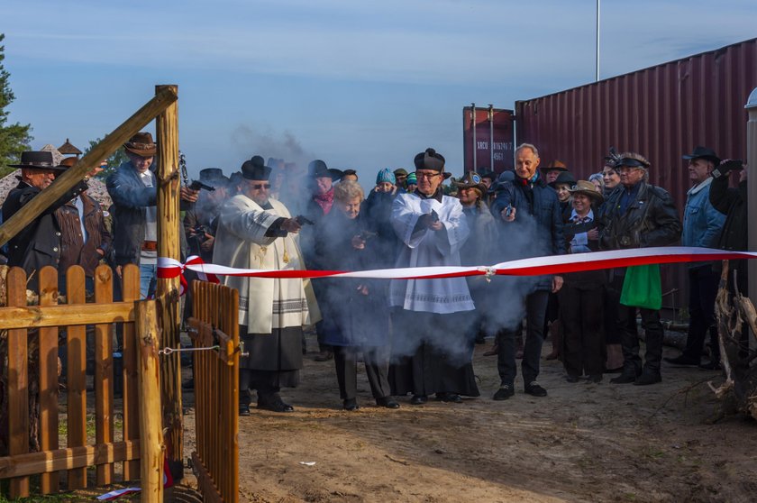 Otwarcie strzelnicy w Starym Chrząstowie. Zdjęcie strzelających księży hitem sieci