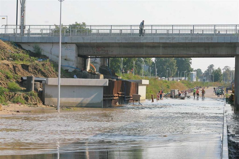 Zalało główną trasę stolicy. Utrudnienia na trasie Toruńskiej