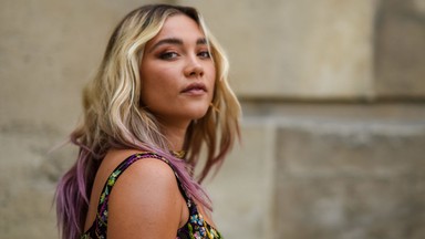 Florence Pugh gra w “Czarnej Wdowie”. Od lat broni swojego związku ze starszym aktorem 