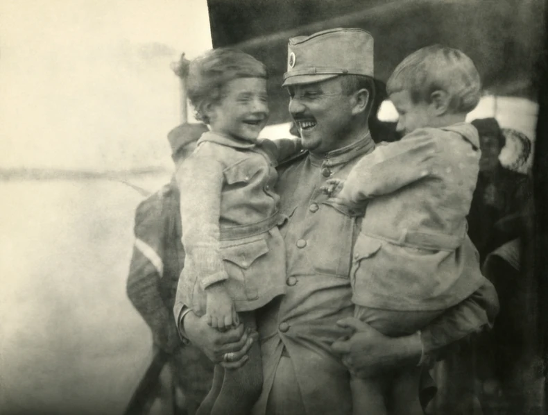 Srpski vojnik u zagrljaju svoje dece na savskom pristaništu u Beogradu, 1918.