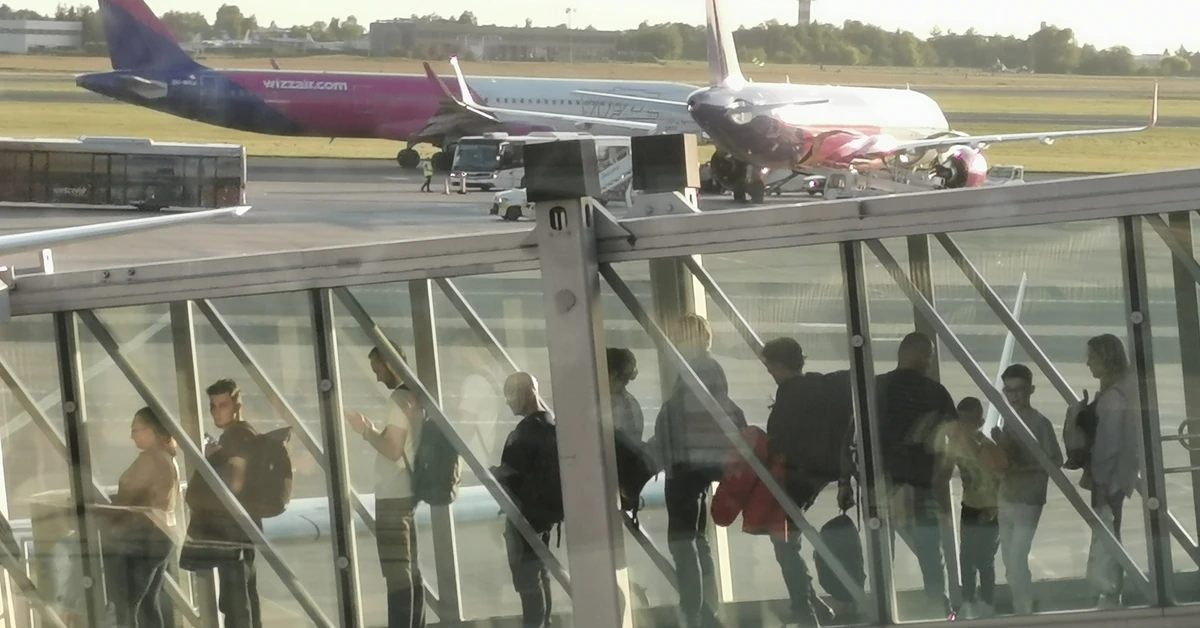 Ewakuacja pasażerów z Lotniska Chopina na Okęciu w Warszawie. Zamknięte dojazdy