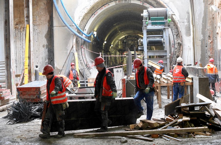 4 mld 117 mln zł - tyle wynosi koszt budowy centralnego odcinka II linii metra, łączącego Rondo Daszyńskiego z Dworcem Wileńskim. Nowa linia metra całkowicie zmieni krajobraz komunikacyjny Warszawy i podniesie atrakcyjność inwestycyjną stolicy. Długość nowej linii to około 6 km, na których zbudowanych zostanie 7 stacji: Rondo Daszyńskiego, Rondo ONZ, Świętokrzyska, Nowy Świat - Uniwersytet, Centrum Nauki Kopernik, Stadion i Dworzec Wileński. Na zdjęciu budowa stacji metra Warszawa Wilenska. Fot. Kuba Atys / Agencja Gazeta