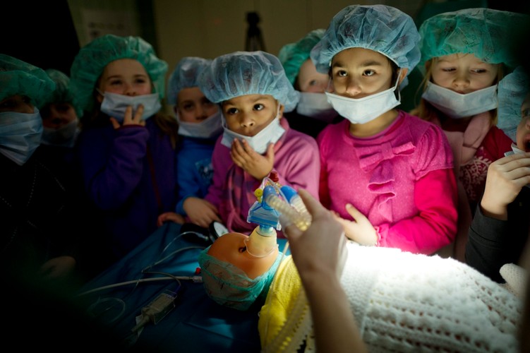 Dzieci operowały lalkę