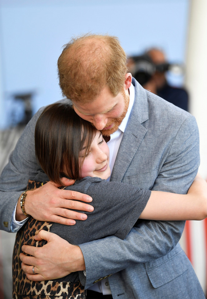 Książę Harry w odwiedzinach u małych pacjentów