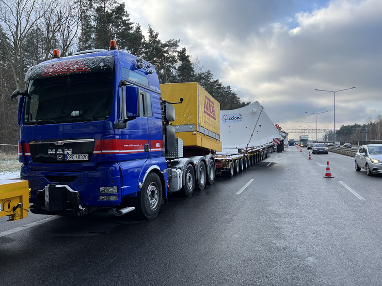 Transport gigantycznej maszyny czeka przed wjazdem do Warszawy na drodze ekspresowej S8 w pobliżu węzła Janki