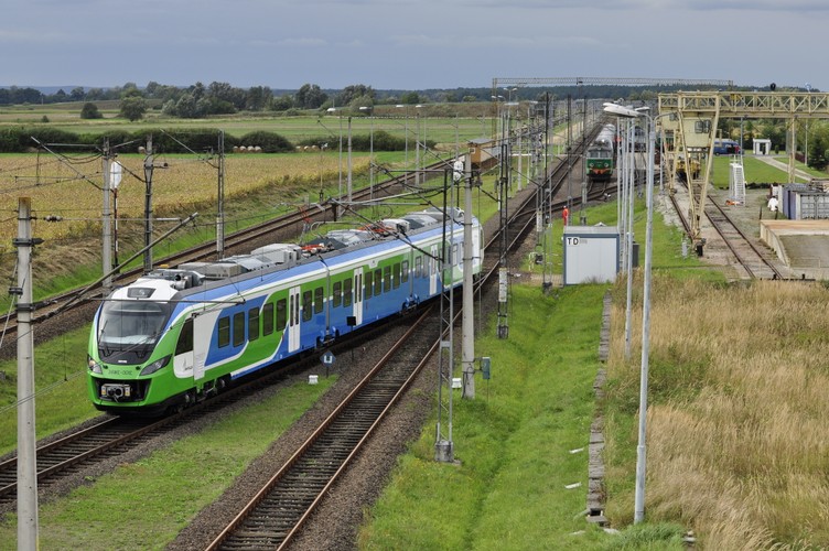 Impuls dla Podkarpacia na trasie. W ramach tego kontraktu na Podkarpacie trafią dwa składy z Newagu. W tym rejonie Polski ten producent ostro rywalizuje z Pesą, która też dostarcza tabor pasażerski na ten rynek.
