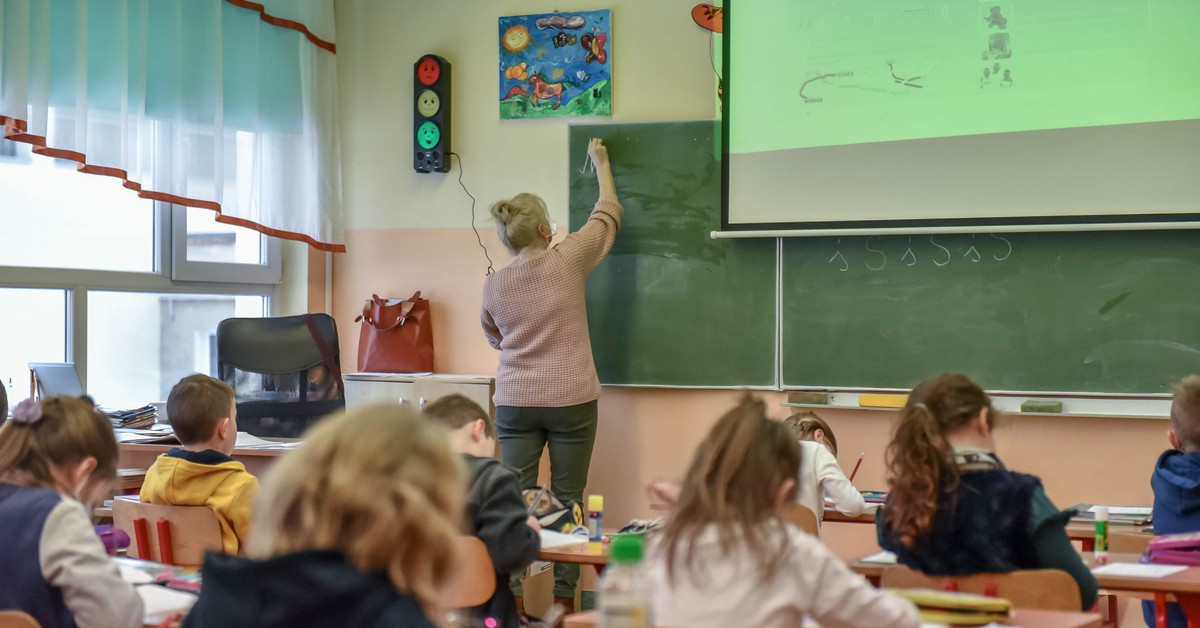 Odprawa nauczycieli 2025. Sześć pensji i nowe nagrody jubileuszowe