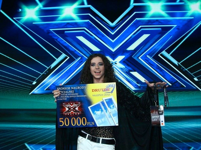 Michał Szpak z czekiem za drugie miejsce w 'X Factor'