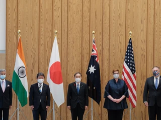 Szefowie MSZ: Indii Subrahmanyam Jaishankar (L) i Japonii, Toshimitsu Motegi, premier Kraju Kwitnącej Wiśni Yoshihide Suga, Marise Payne, szefowa resortu spraw zagranicznych i handlu Australii i sekretarz stanu USA, Mike Pompeo, przed spotkaniem inicjatywy Quad. Tokio, 6.10.2020