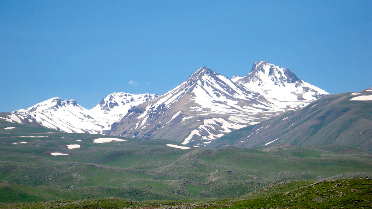 Prowincja Aragac rozciąga się dookoła najwyższego szczytu Armenii - wygasłego wulkanu Aragac (4090 m n.p.m.). Wspaniałe formacje skalne, dzika roślinność i niesamowite widoki czynią wspinaczkę na Aragac niezapomnianym przeżyciem.