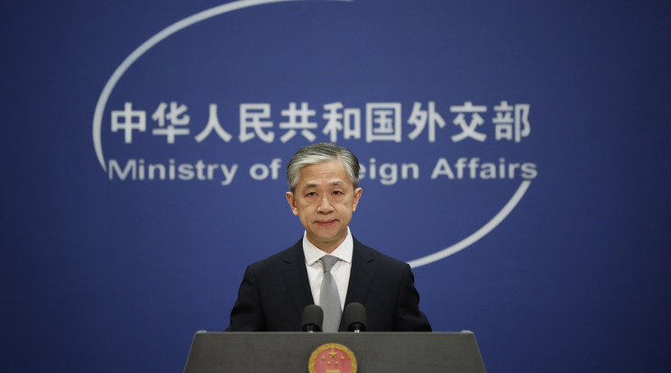 A képen: A kínai külügyminisztérium szóvivője,  Vang Ven pin / Fotó: MTI/EPA/Vu Hong