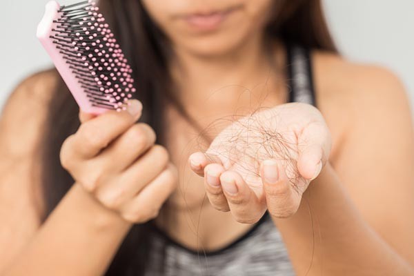 ¿Cuál podría ser la causa de la caída del cabello?
