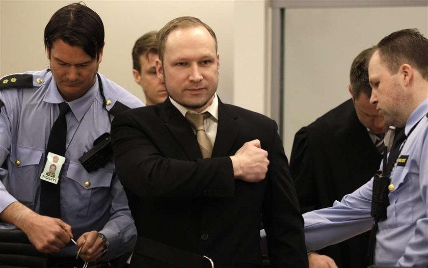 Breivik w sądzie. Delikatny uśmiech, zaciśnięta pięść