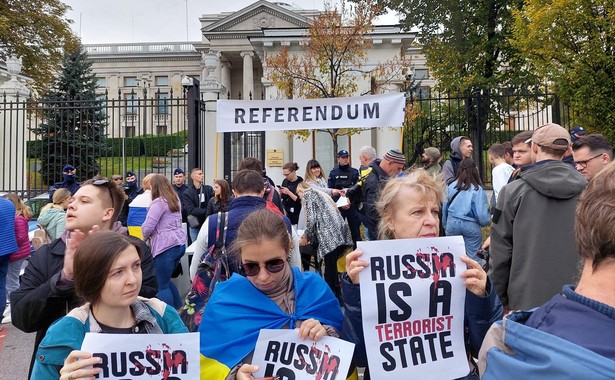 "Referendum" przed rosyjską ambasadą w Warszawie