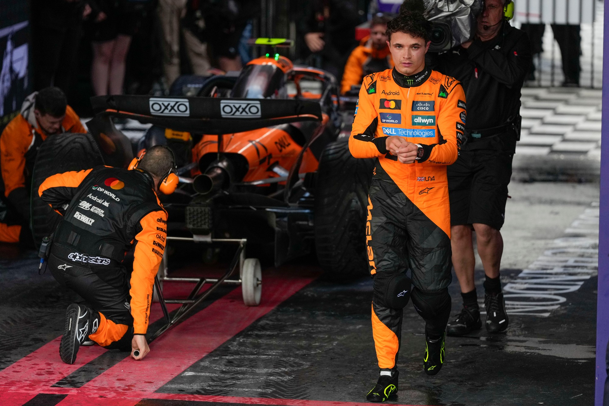 Britský jazdec Lando Norris (McLaren) sa teší z výhry na VC Austrálie.