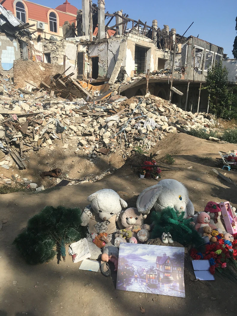 Igračke ispred porušene zgrade u Gandži