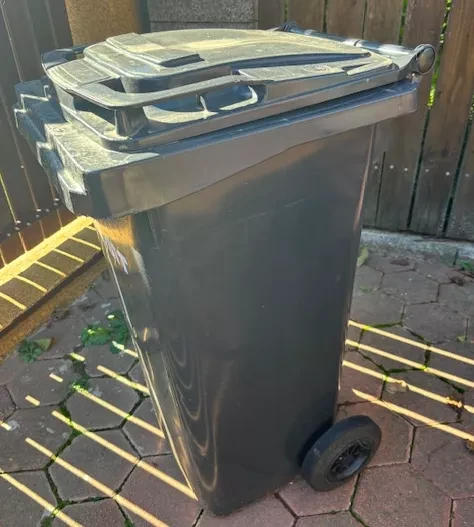Znečistený obal od pizze patrí do čierneho kontajnera na zmesový odpad. Mastný papier a zvyšky jedla nie sú vhodné na recykláciu.