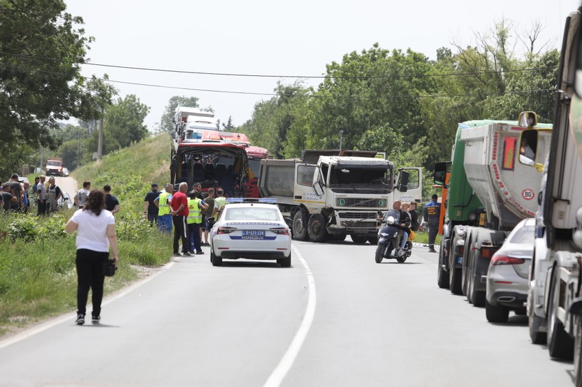 Prednji deo autobusa u potpunosti smrskan